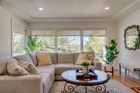 Smart TV, fireplace, ping pong, books