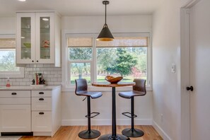 Dining - Remodeled cozy farmhouse on a 100 acre hazelnut orchard! (Saint Paul)