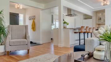 Smart TV, fireplace, ping pong, books