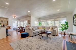 Smart TV, fireplace, ping pong, books