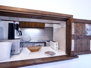 Kühlschrank, Mikrowelle, Ofen, Geschirrspüler