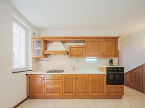 Fridge, oven, dishwasher, cookware/dishes/utensils