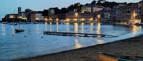 Una spiaggia nelle vicinanze