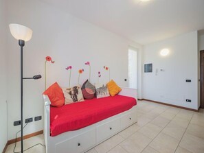 2 bedrooms, iron/ironing board, free Internet