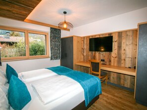 1 bedroom, desk, free Internet