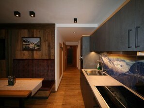 Kühlschrank, Mikrowelle, Ofen, Geschirrspüler