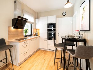 Kjøleskap, mikrobølgeovn, ovn og kokeplater