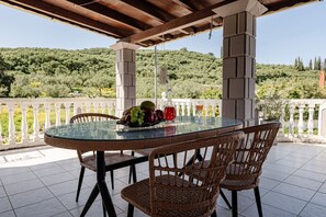Outdoor dining - Studio 'Eleni's Top Floor' with Shared Pool, Wi-Fi and Air Conditioning (Zakynthos)