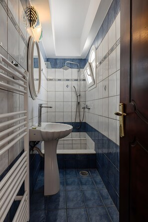 Shower, hair dryer, towels - Studio 'Eleni's Top Floor' with Shared Pool, Wi-Fi and Air Conditioning (Zakynthos)