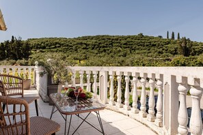 Outdoor dining - Studio 'Eleni's Top Floor' with Shared Pool, Wi-Fi and Air Conditioning (Zakynthos)