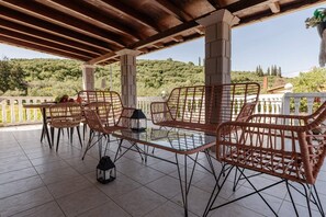 Outdoor dining - Studio 'Eleni's Top Floor' with Shared Pool, Wi-Fi and Air Conditioning (Zakynthos)