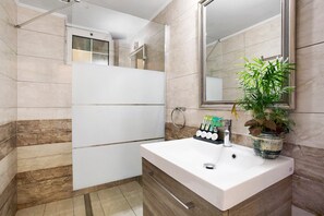 Een douche, een haardroger, handdoeken