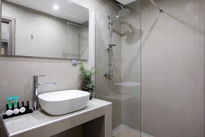 Douche, sĂšche-cheveux, serviettes fournies