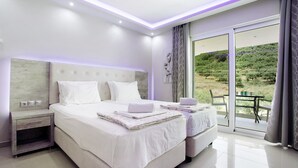 Un dormitorio moderno con una cama grande, una mesita de noche y vistas a un balcón con mobiliario exterior.