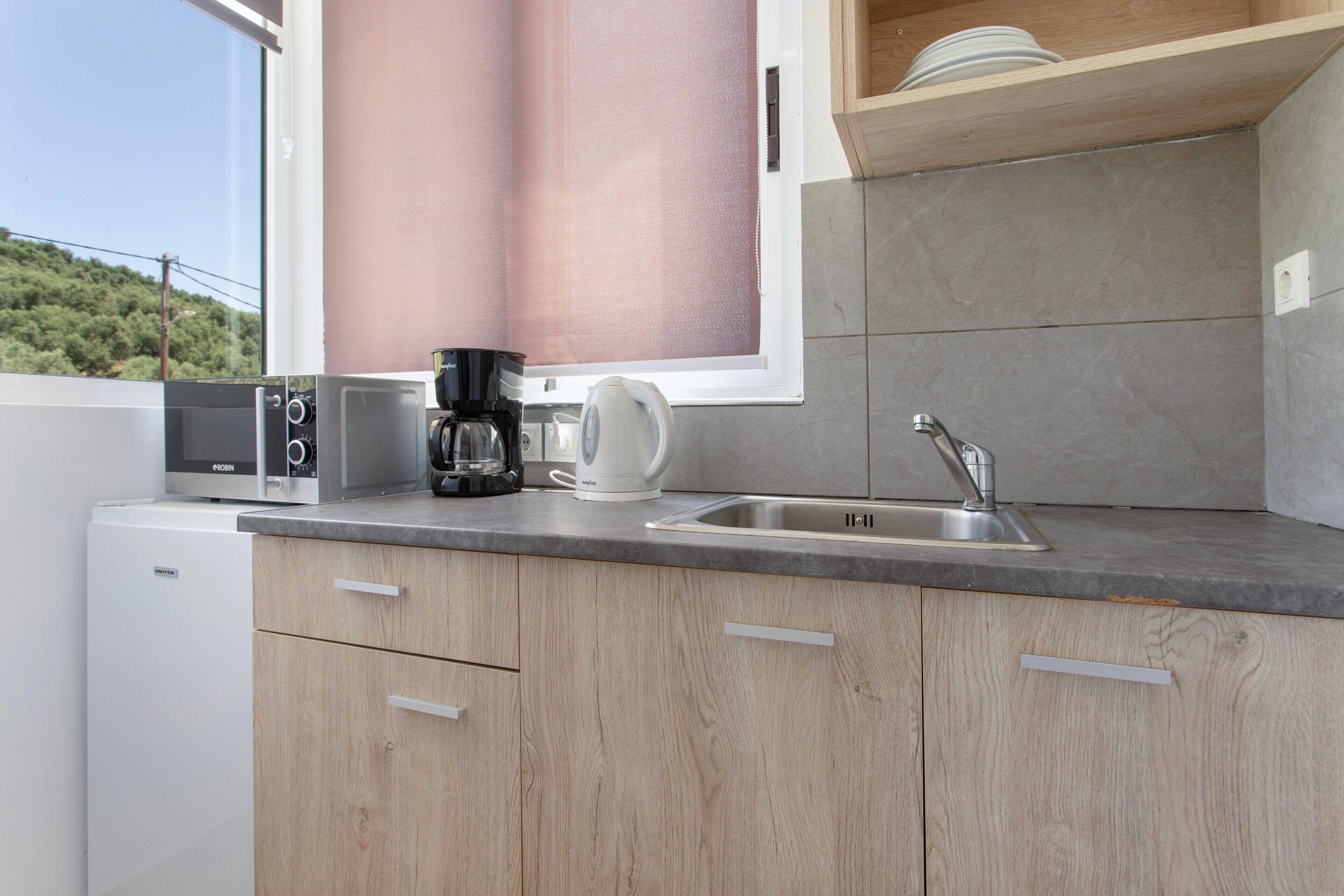 Kühlschrank, Mikrowelle, Herdplatte, Wasserkocher mit Kaffee-/Teezubehör