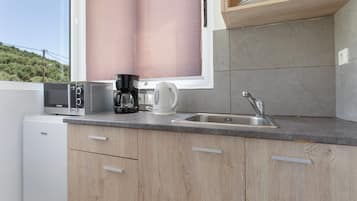 Frigorifero, microonde, piano cottura, macchina per tè/caffè