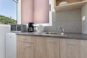 Køleskab, mikrobølgeovn, kogeplade, kaffe-/temaskine