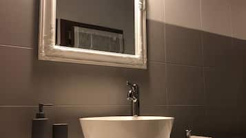 Tina, secadora de cabello, toallas