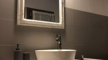 Baignoire, sĂšche-cheveux, serviettes fournies