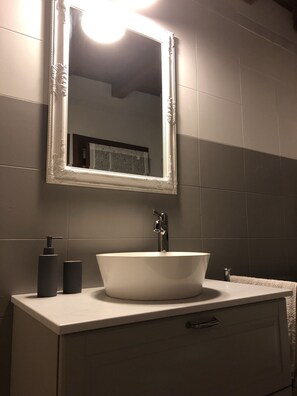 Baignoire, sĂšche-cheveux, serviettes fournies