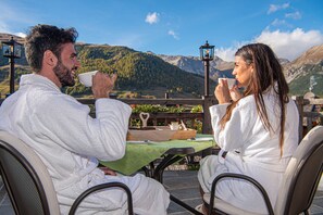 Outdoor dining - 'Le Chalet Suite' with mountain view, private terrace and Wi-Fi (Livigno)