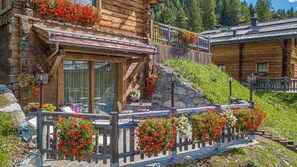 Outdoor dining - 'Le Chalet Suite' with mountain view, private terrace and Wi-Fi (Livigno)