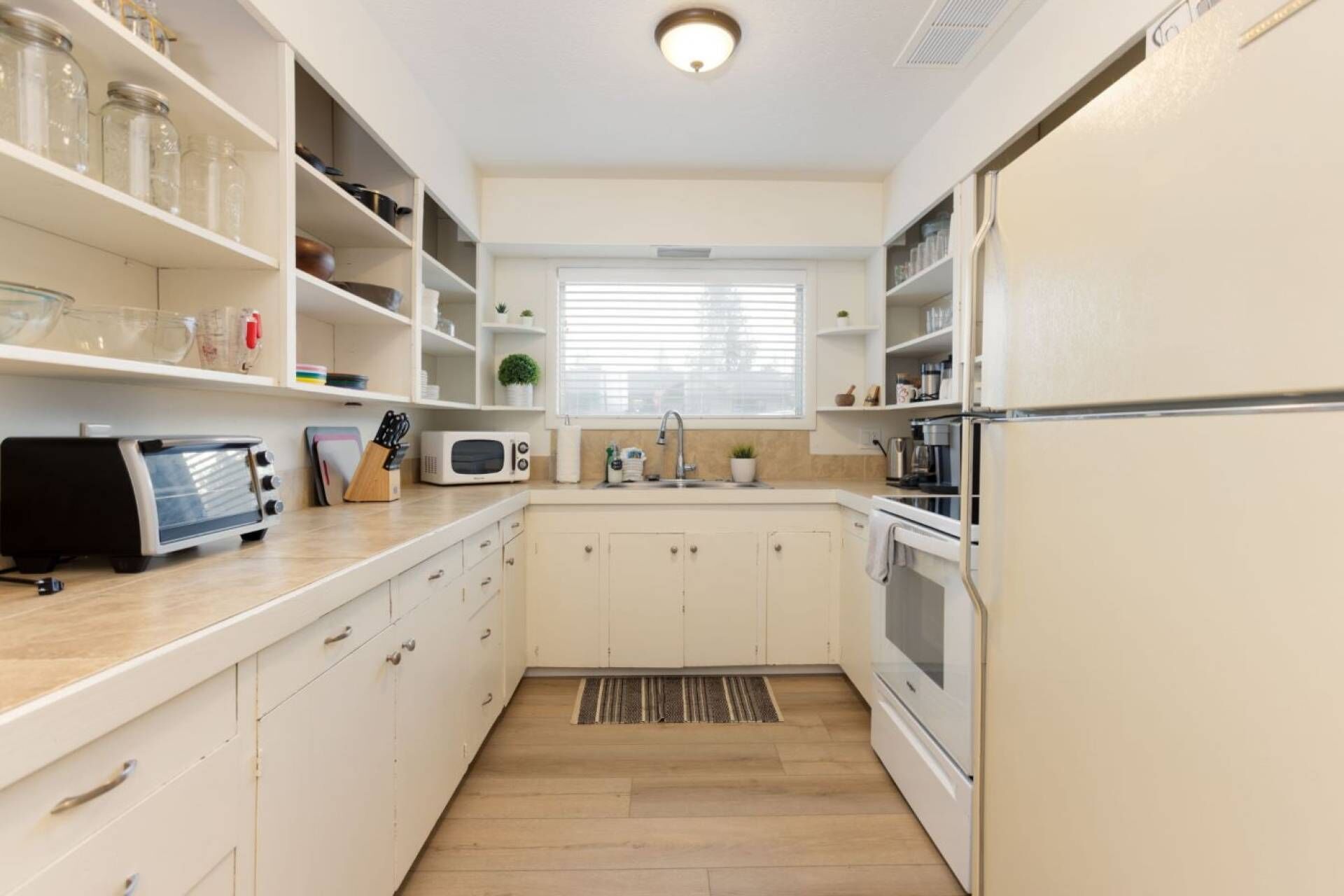 Kylskåp, mikrovågsugn, ugn och spishäll