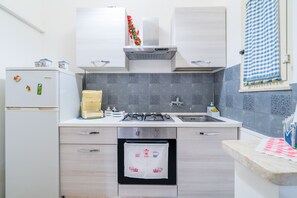 Een koelkast, een microgolfoven, een oven, een kookplaat