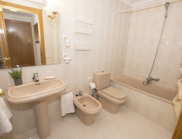 浴缸、提供 毛巾