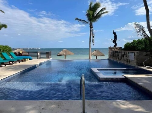 Beachfront Condo: Pool + Beach Access | P105