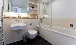 Douche, sèche-cheveux, serviettes fournies