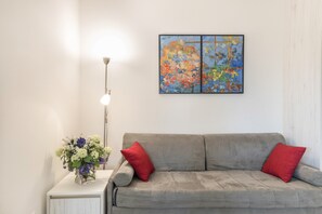 Una televisión, una mesa de tenis de mesa