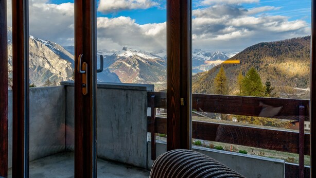 A balcony with a view of snow-capped mountains and a clear sky. - Appartement LaForet 23 - La Tzoumaz, 4 Vallees (La Tzoumaz)