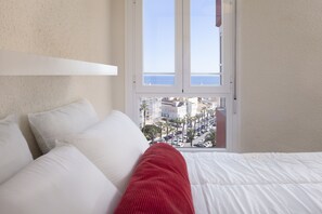 Tabla de planchar con plancha, wifi gratis y ropa de cama