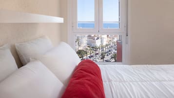 Tabla de planchar con plancha, wifi gratis y ropa de cama