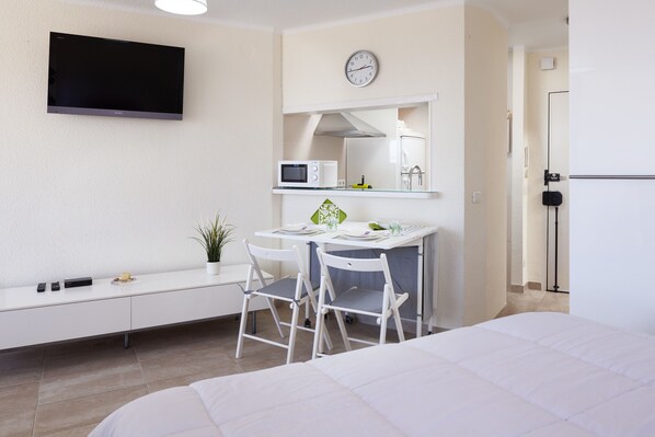 Iron/ironing board, free WiFi, bed sheets