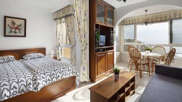 Tabla de planchar con plancha, wifi gratis y ropa de cama