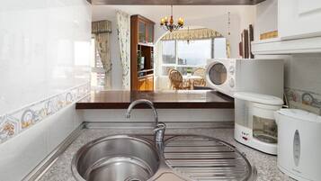 KylskÄp, mikrovÄgsugn, spishÀll och kaffe- och tebryggare