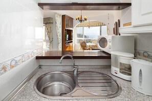 ثلاجة، ميكروويف، موقد طهي مسطح، ماكينة لصنع القهوة/الشاي