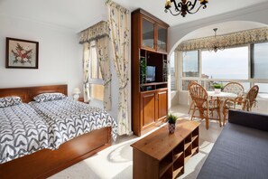 Planxa i posts de planxar, wifi gratuïta i roba de llit 