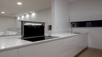 Geladeira, micro-ondas, fogão, cooktop