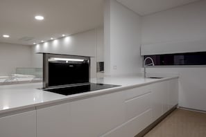 Fridge, microwave, oven, stovetop - Holiday Home "Villa Camacho - Ultra Luxury" with Sea View, Pool & Wi-Fi (Lombo Do Doutor)