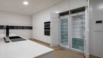 Kjøleskap, mikrobølgeovn, ovn og kokeplater