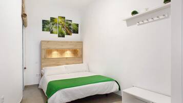 1 slaapkamer, een strijkplank/strijkijzer, gratis wifi, beddengoed