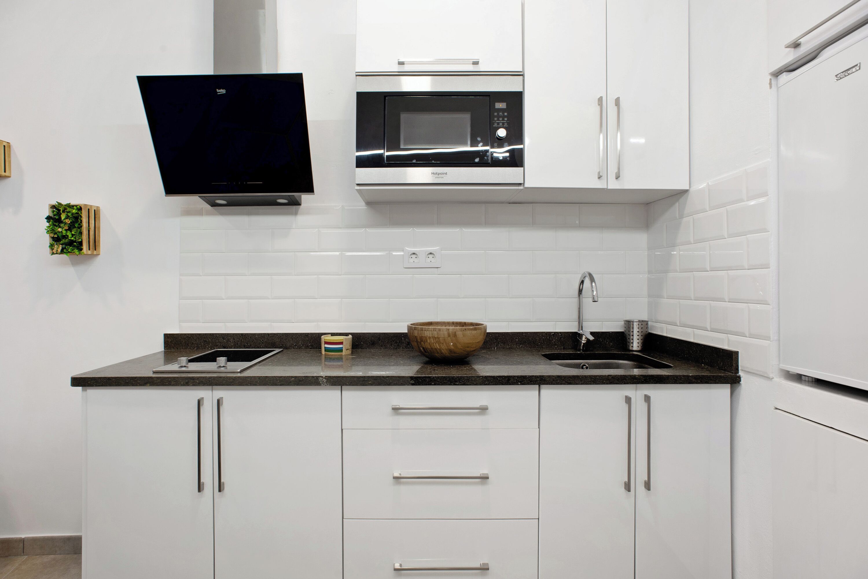 Een koelkast, een magnetron, een kookplaat