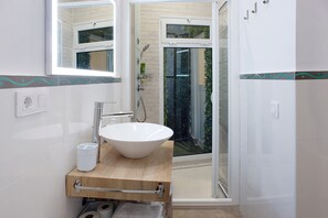 Shower, hair dryer, towels