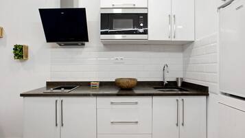 Kühlschrank, Mikrowelle, Herdplatte, Wasserkocher mit Kaffee-/Teezubehör