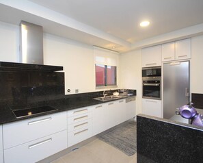 Fridge, microwave, oven, stovetop - Holiday Home "Villa Camacho iv - Mansion House" with Sea View, Pool & Wi-Fi (Arco da Calheta)