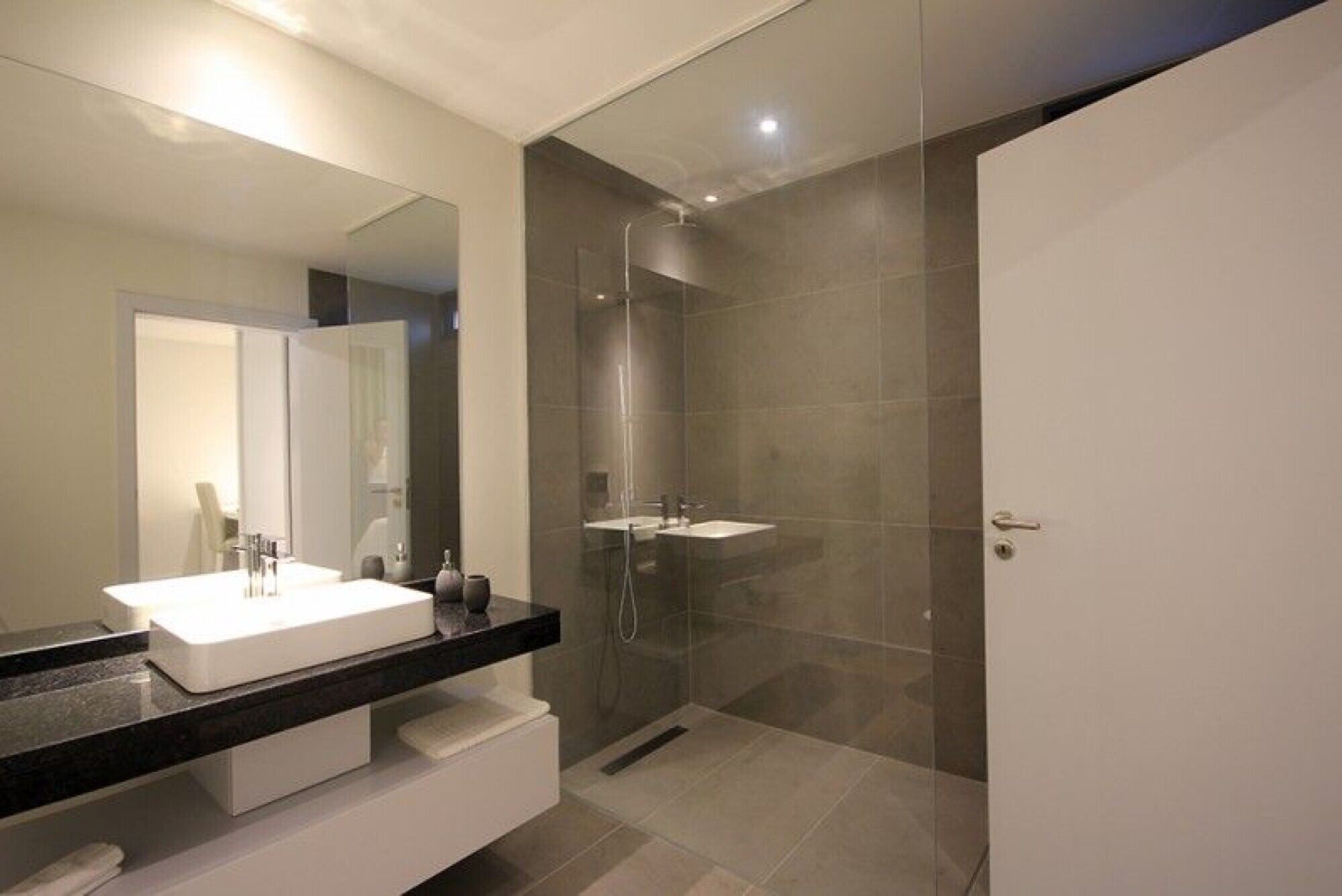Bathtub, free toiletries, hair dryer, towels