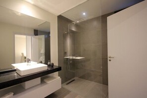 Badekar, gratis toiletartikler, hårtørrer, håndklæder